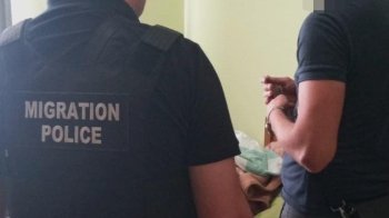 У квартирі знайшли 2,5 млн гривень: у Львові поліцейські затримали жінку, яка допомагала "ухилянтам" покинути Україну