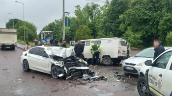 У Львові у ДТП зіткнулися чотири авто: троє людей постраждали