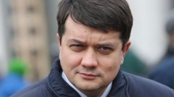 Народні депутати відсторонили спікера Разумкова