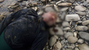 Потопельник лежить на березі річки