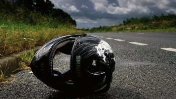 У Львові мотоцикліст врізався в Renault: момент ДТП потрапив на відео