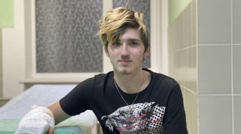 Стеля власної кімнати ледь не поховала хлопця: у Львові лікується поранений підліток з Бахмута