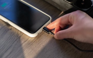 Відключення світла у Львові: де зарядити смартфон і павербанк