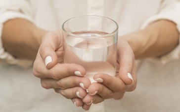 Освячена вода: як зберігати та що робити категорично не можна