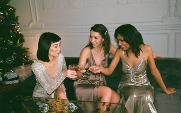 “Погасять” енергію Вогняного Коня: в яких кольорах не можна зустрічати Новий рік 2026