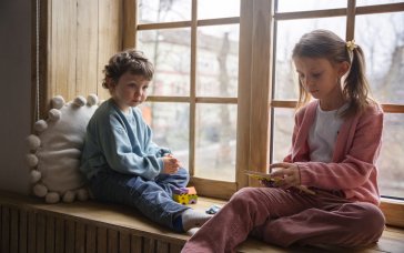 Морози й відключення світла: чим зайняти дітей, коли вдома холодно і темно