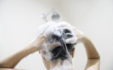 Весняне випадіння волосся: як правильно обрати шампунь