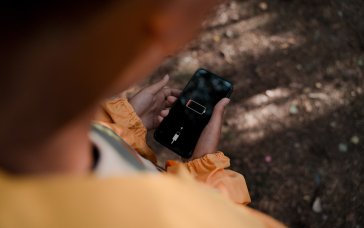 Як зарядити телефон без світла: 5 перевірених способів