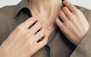 Як стильно носити підвіску з одним каменем?