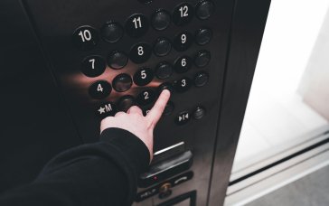 Ліфт зупинився через відключення світла: покрокова інструкція для українців