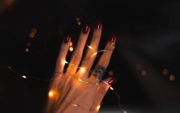 Новорічний манікюр 2026: ідеї, які точно захочеться повторити