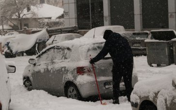 Снігопади паралізували дороги: як діяти, якщо авто пробуксовує