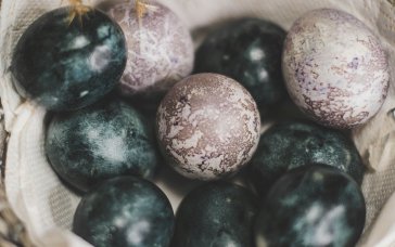 Крашанки на Великдень 2026: як пофарбувати яйця буряком, вином і ягодами