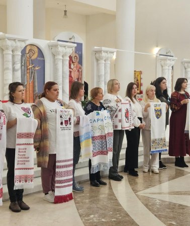 Біль і віра на полотні: у львівській галереї ZAG презентують проєкт «Рушник надії»