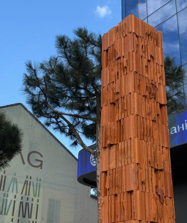 Символ стійкості у центрі Львова: галерея ZAG презентувала фінальну частину скульптурного ансамблю