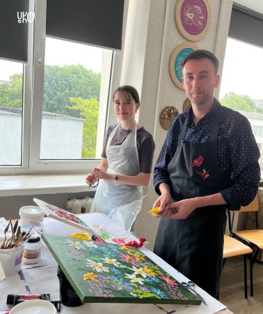 «За цими роботами — цілий світ»: Ігор Голуб про виставку «Деякі квіти» у Zenyk Art Gallery