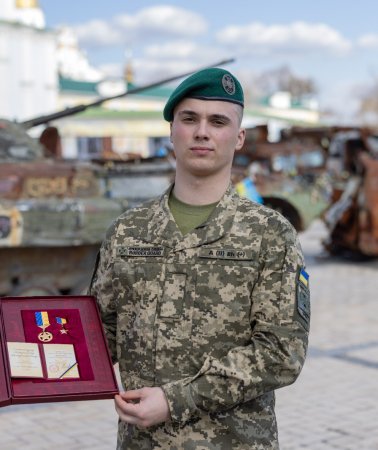 Молодший сержант 10-го мобільного прикордонного загону «Дозор» Владислав Степанчук став наймолодшим Героєм України