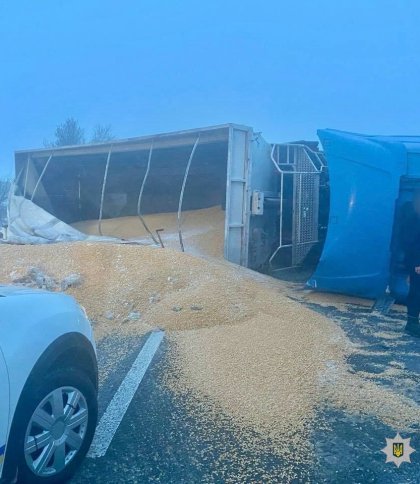 Негода на Одещині: перекинулася вантажівка із зерном, у снігу застрягла карета “швидкої допомоги” (ВІДЕО)