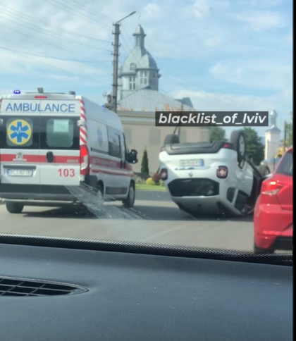 ДТП в Меденичах: автомобіль перевернувся на дах