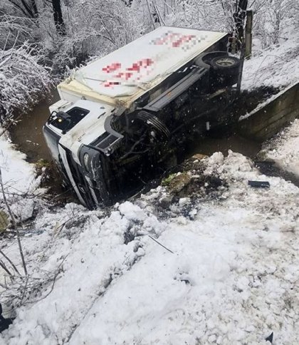 На Стрийщині вантажівка з`їхала у кювет: водієві надавали домедичну допомогу