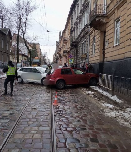 На одній із вулиць Львова зіткнулися легковик і таксі Uklon