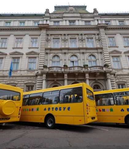 Громади Львівщини, які передали ЗСУ свої автобуси, отримали новий шкільний транспорт