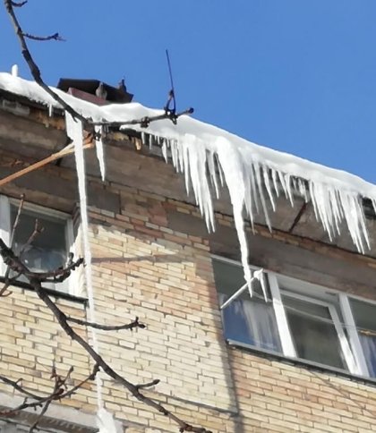 Львівський забудовник заплатить чверть мільйона за падіння снігової брили на автівку