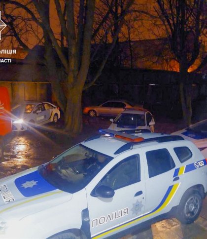 Поліцейські авто із затриманими нетверезими водіями утворили чергу в одній з лікарень Львова