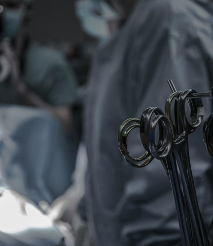 Рік боялась сказати мамі: львівські лікарі прооперували 17-річну дівчину з пухлиною молочної залози