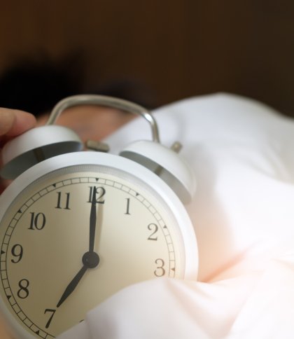Прокидання перед будильником: чому це може становити загрозу та як внормувати цей процес
