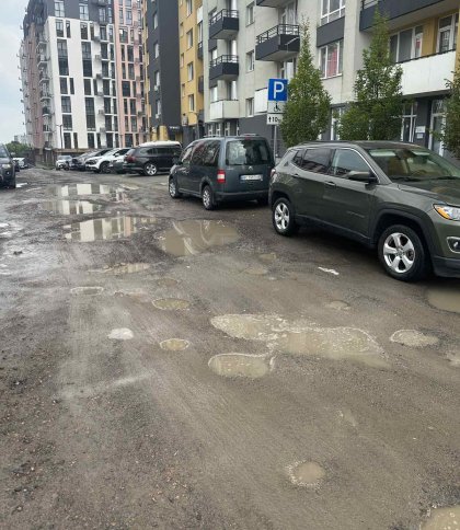 Через петицію мешканців депутати Львова розглянуть ремонт аварійної дороги до амбулаторії