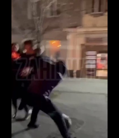 Вечори у центрі Львова: у компанії молодиків біля бару зав’язалась бійка (відео)