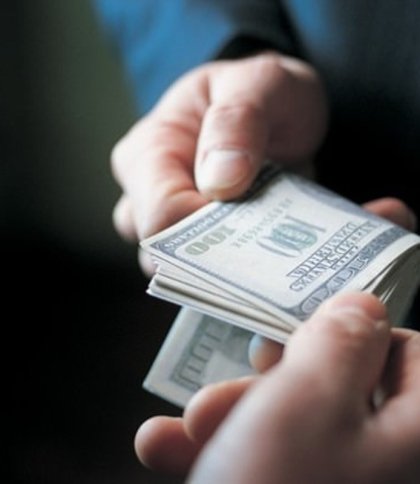 У "Краківці" чоловік намагався дати 300 доларів хабаря, аби виїхати за кордон