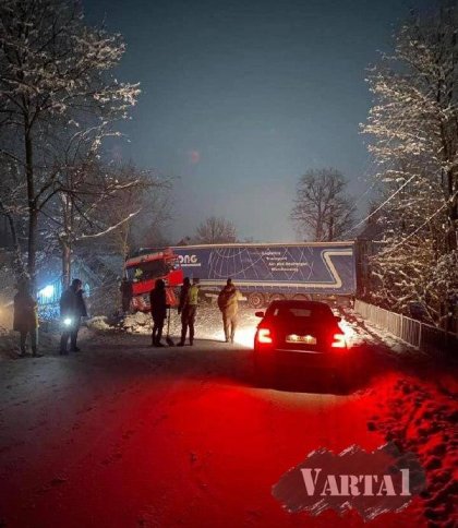 Через аварію на дорозі призупинено рух на дорозі від ПП “Нижанковичі” до Добромиля