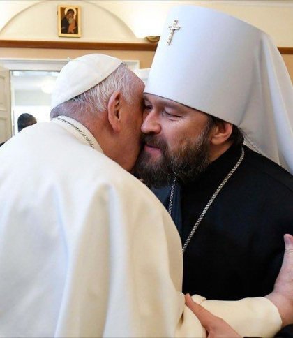 Українців обурили обійми Папи з підсанкційним митрополитом Російської православної церкви