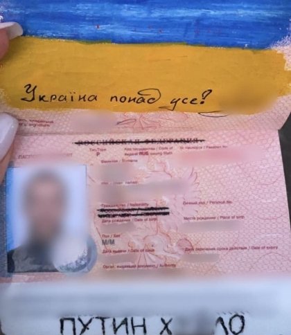 «Україна понад усе»: росіянин написав у своєму паспорті «Путін х..ло»