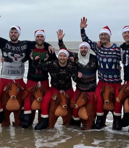 Британці влаштували Різдвяне костюмоване купання у Північному морі