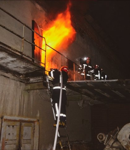 Залучали 41 рятувальника: у Львові в пожежі згоріло офісне обладнання та повербанки (фото)