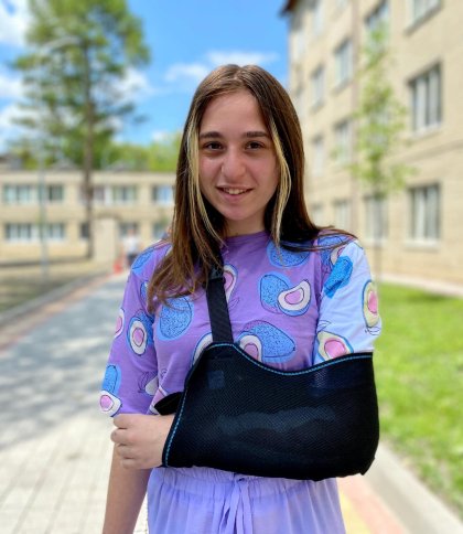 Впала з самоката: на Львівщині медики відновили зламану руку дівчині