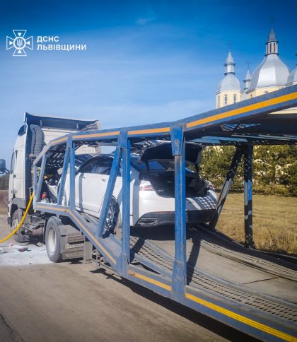 У Золочеві під час руху загорівся автомобіль Lincoln  на лафеті вантажівки