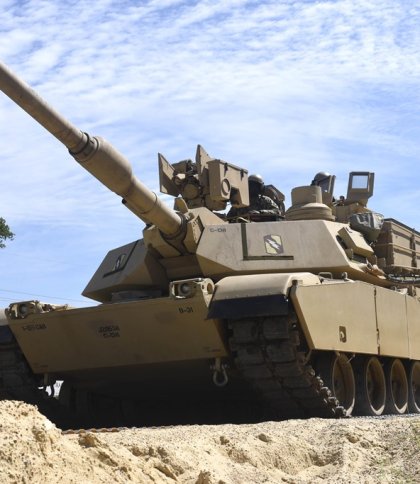 Американські танки Abrams для України прибули в Німеччину, там на них навчатимуться наші військові