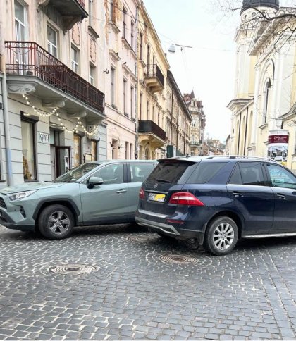 Немає де пройти: у Львові містяни просять розібратись із хаотичним паркуванням на «Вернісажі»