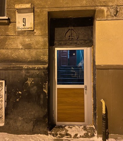 У Львові жителі будинку замінили столітню браму на алюмінієві двері