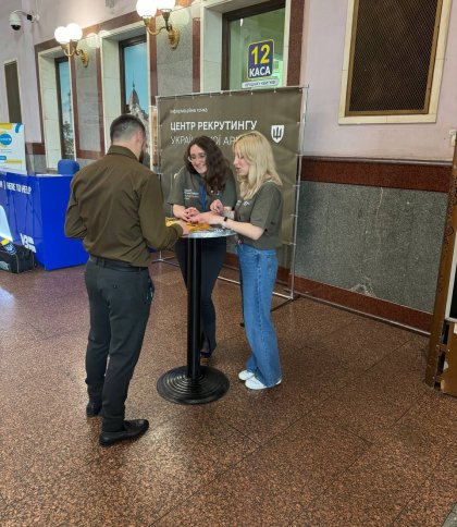 У Львові на залізничному вокзалі відкрили пункт рекрутингу до армії