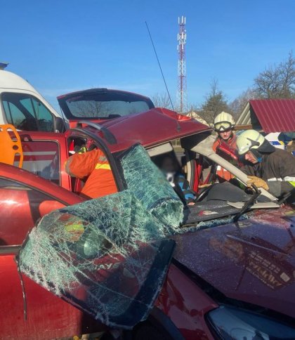 У Червоноградському районі рятувальники звільнили жінку з понівеченого автомобіля