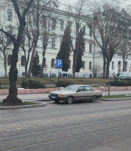 У Львові біля «Політехніки» автівка кілька тижнів займає паркомісце для осіб з інвалідністю
