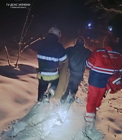 На Львівщині рятувальники спільно з медиками допомогли чоловіку