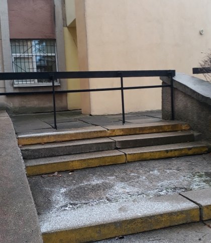 Львів’яни питають, навіщо заварили металевою огорожею вхід в дитячу поліклініку на Сихові (фото)