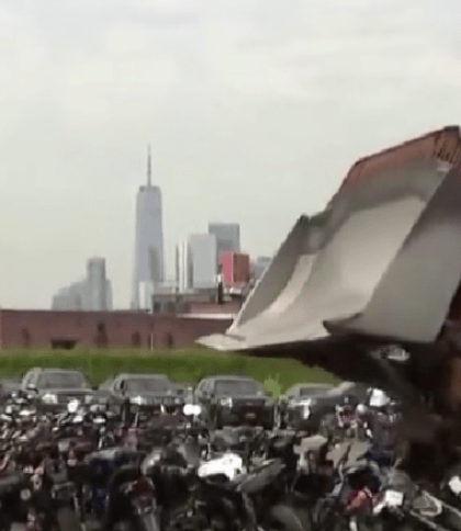 У Нью-Йорку знищили 100 мотоциклів, заборонених на вулицях міста