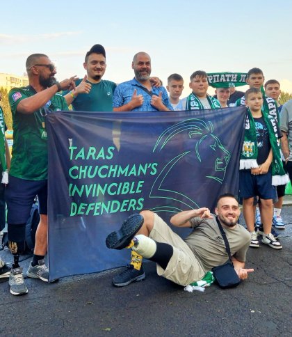 «Росіяни забрали у мене друга, тож я відведу на футбол його побратимів»: історія ірландського волонтера Кайла Галлахера